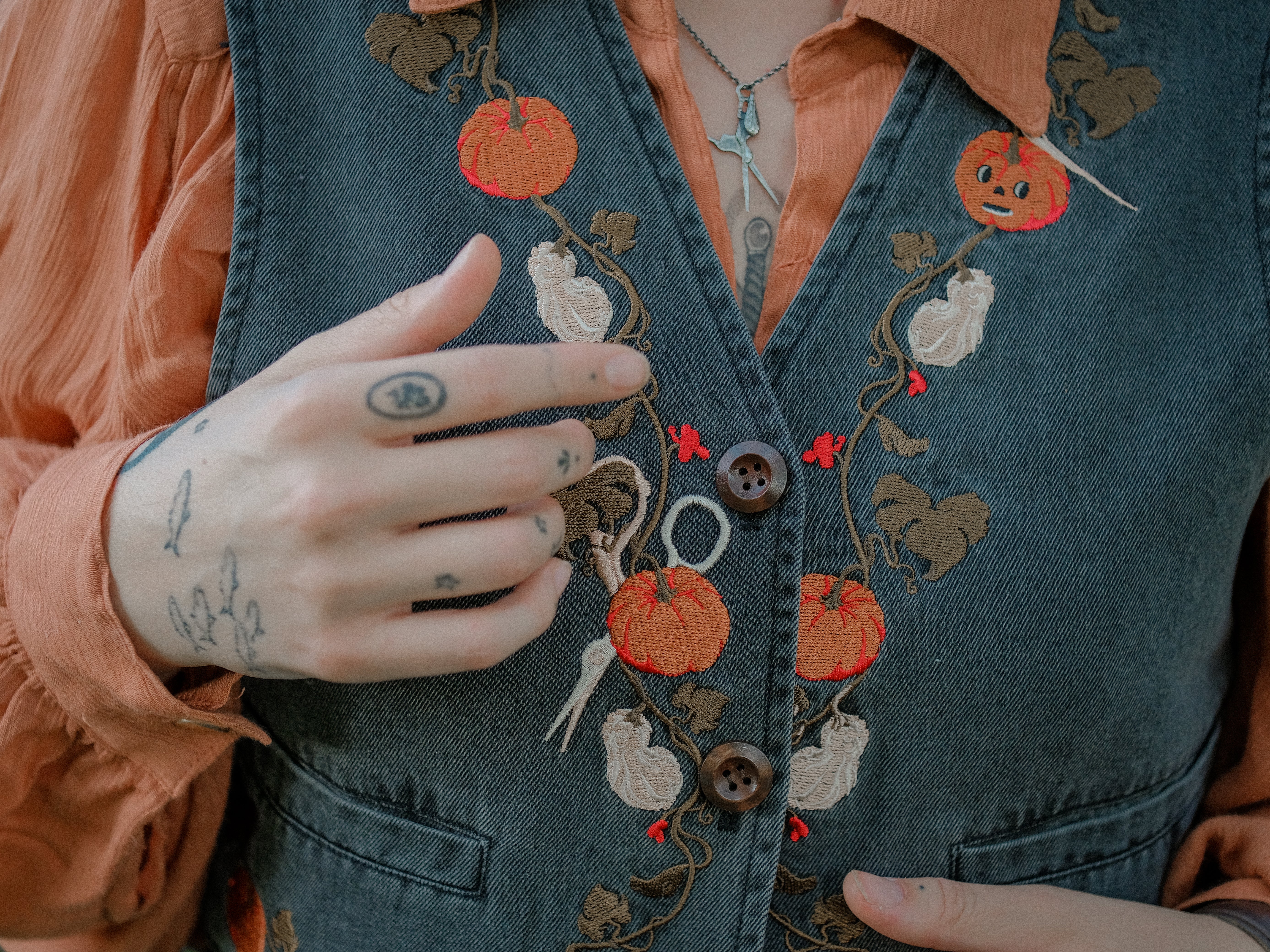 October Nights // Cropped Vintage-Wash Denim Vest - Image 5